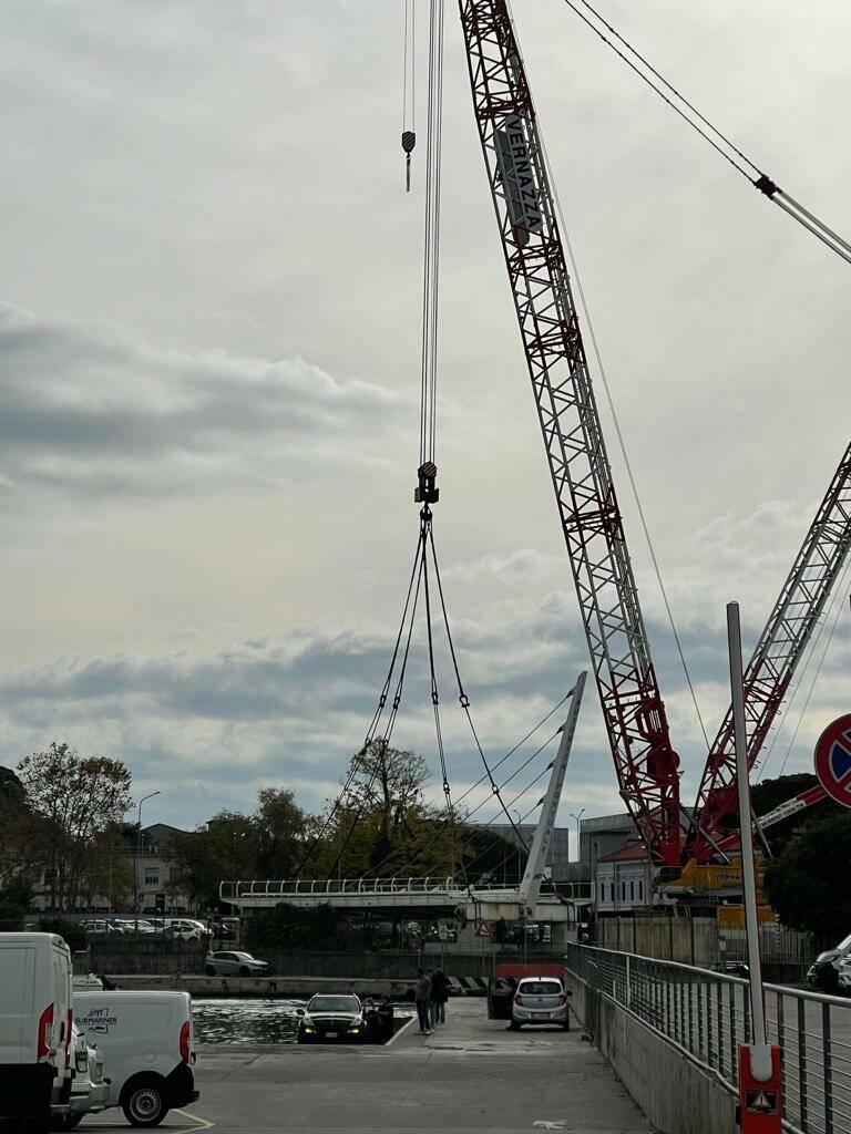 Le operazioni di sollevamento e spostamento del ponte della Darsena di Pagliari