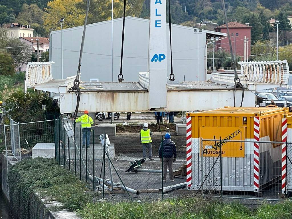 Le operazioni di sollevamento e spostamento del ponte della Darsena di Pagliari