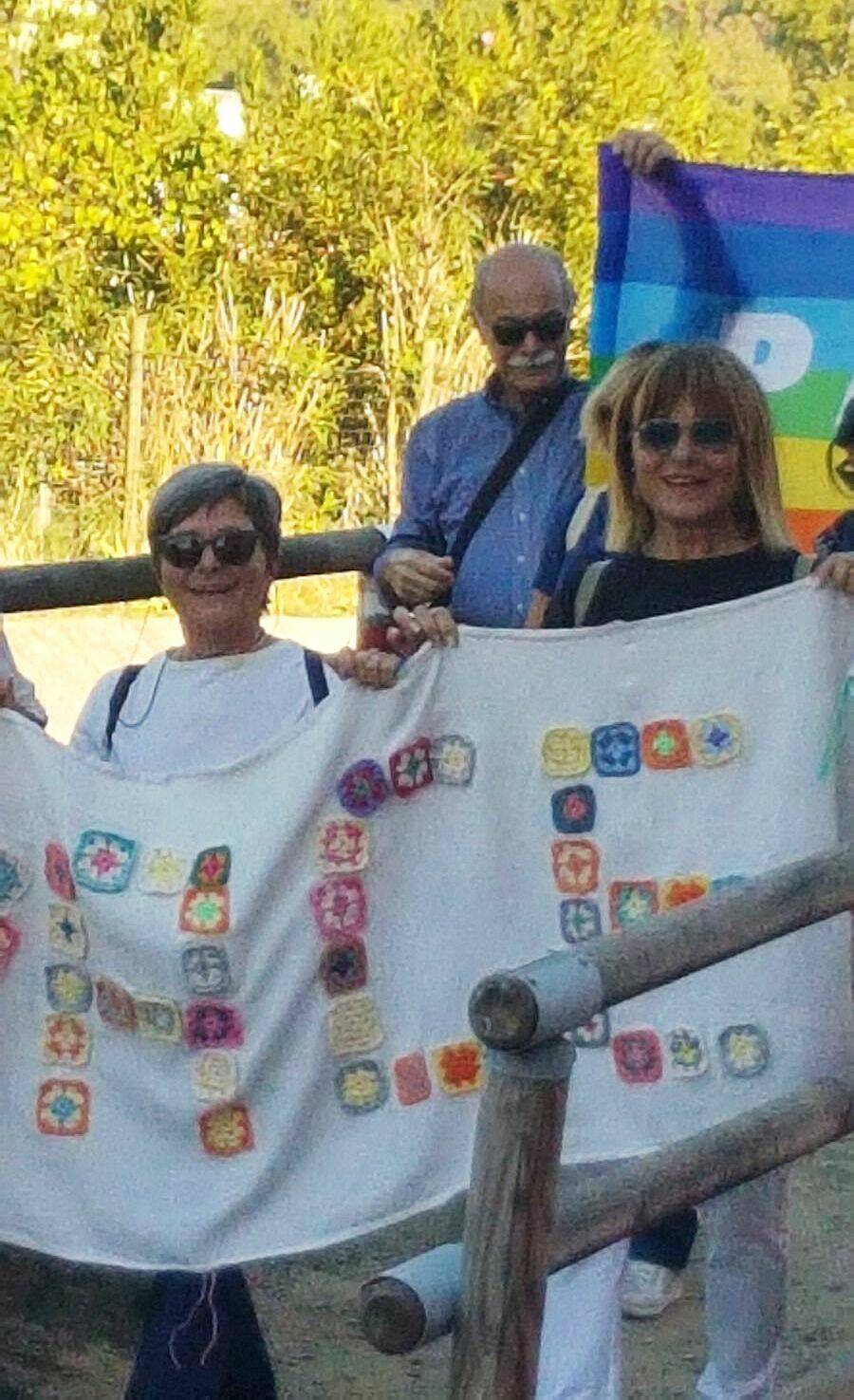 Marcia della pace Luni-Castelnuovo, 29 ottobre 2022, le donne di Luni sfilano con lo striscione