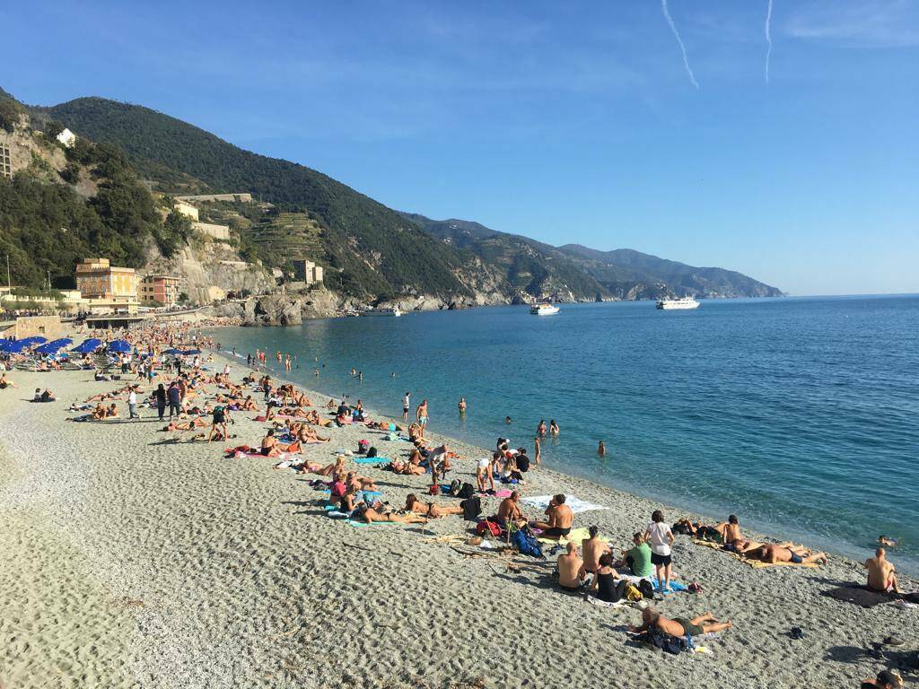 Monterosso presa d'assalto dai turisti durante il Ponte d'Ognissanti