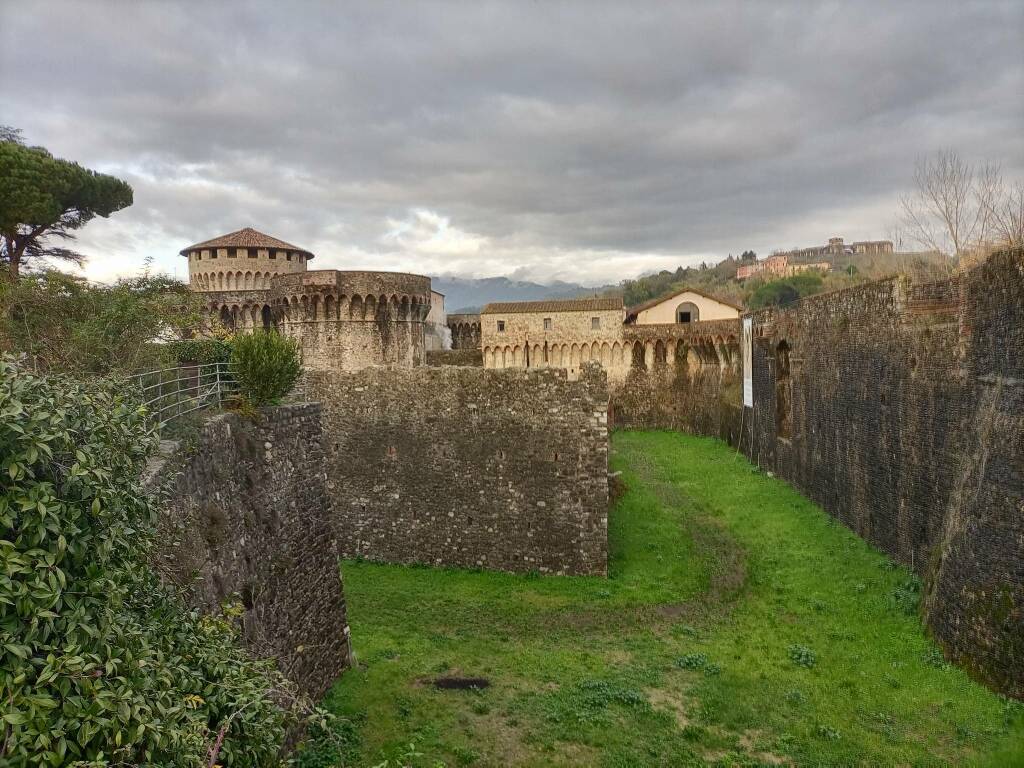 La Fortezza Firmafede. Sullo sfondo la Fortezza di Sarzanello.