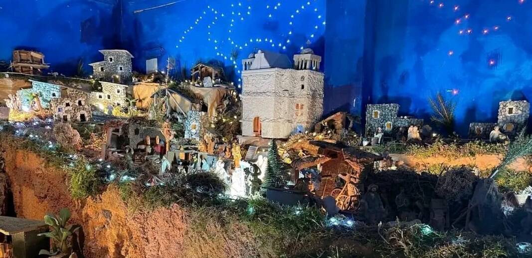 Il presepe in cortile allestito da Pro Spezia Ciassa Brin