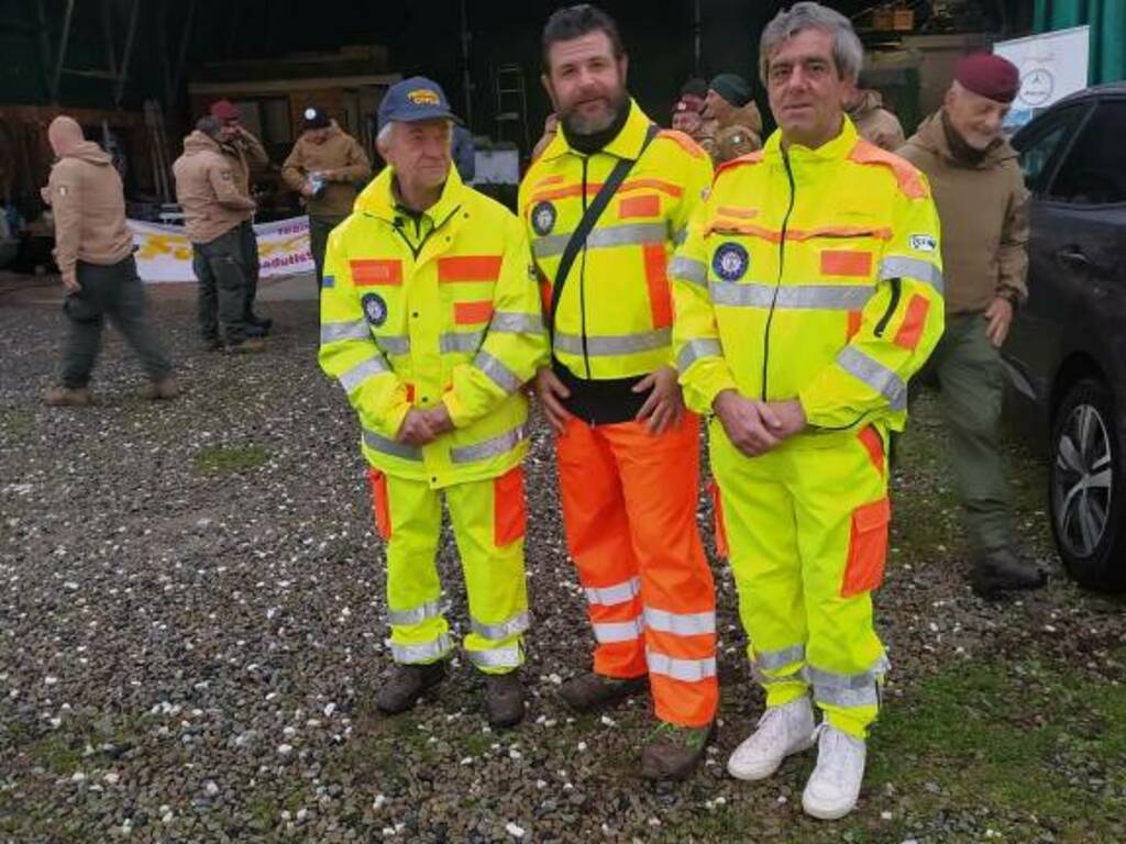 Paracadutisti in esercitazione all'aviosuperficie di Borghetto