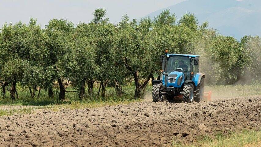 Un trattore agricolo