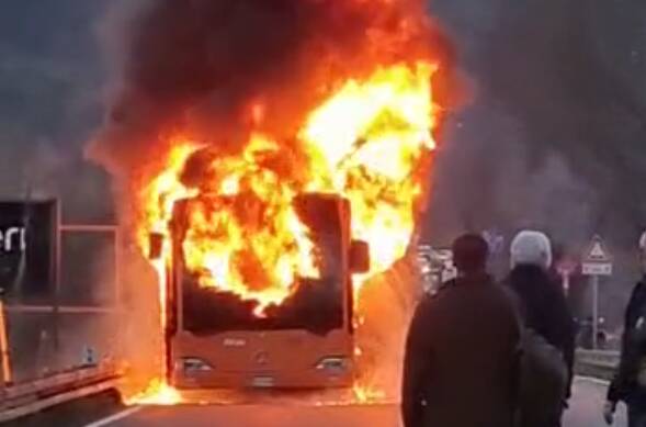 Autobus in fiamme a Ceparana