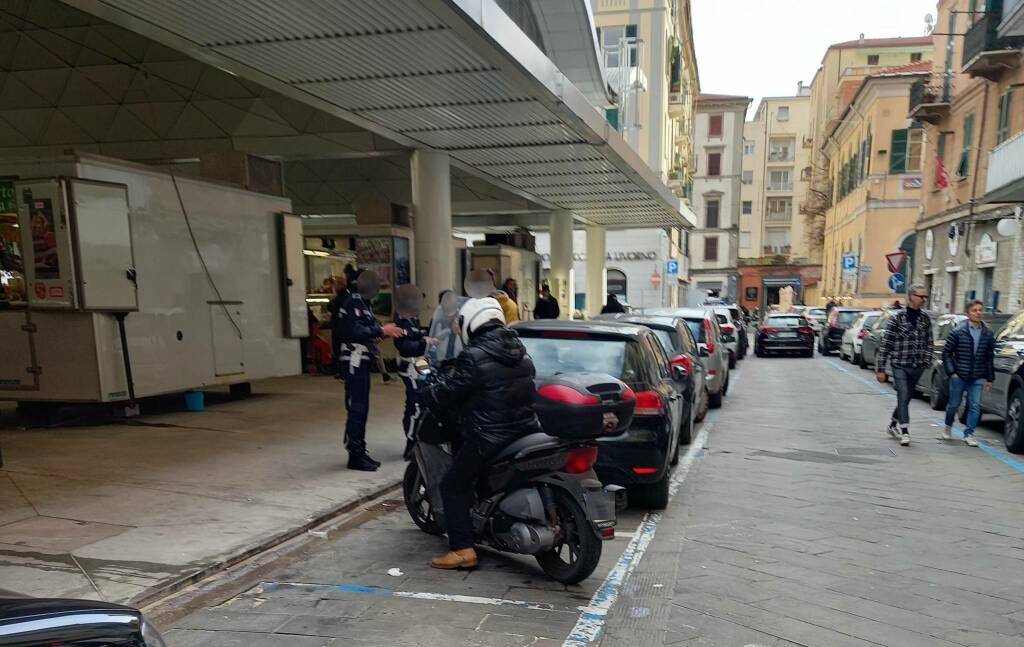 Crepe, macchie, parcheggi e multe: il momento difficile di Piazza Cavour alle prese con i lavori in corso