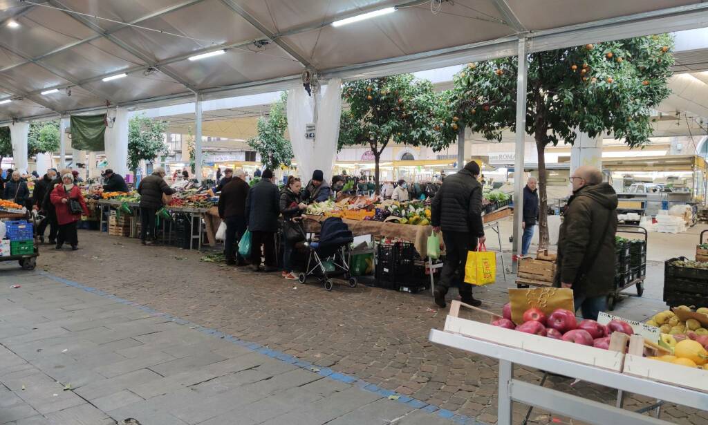 Crepe, macchie, parcheggi e multe: il momento difficile di Piazza Cavour alle prese con i lavori in corso