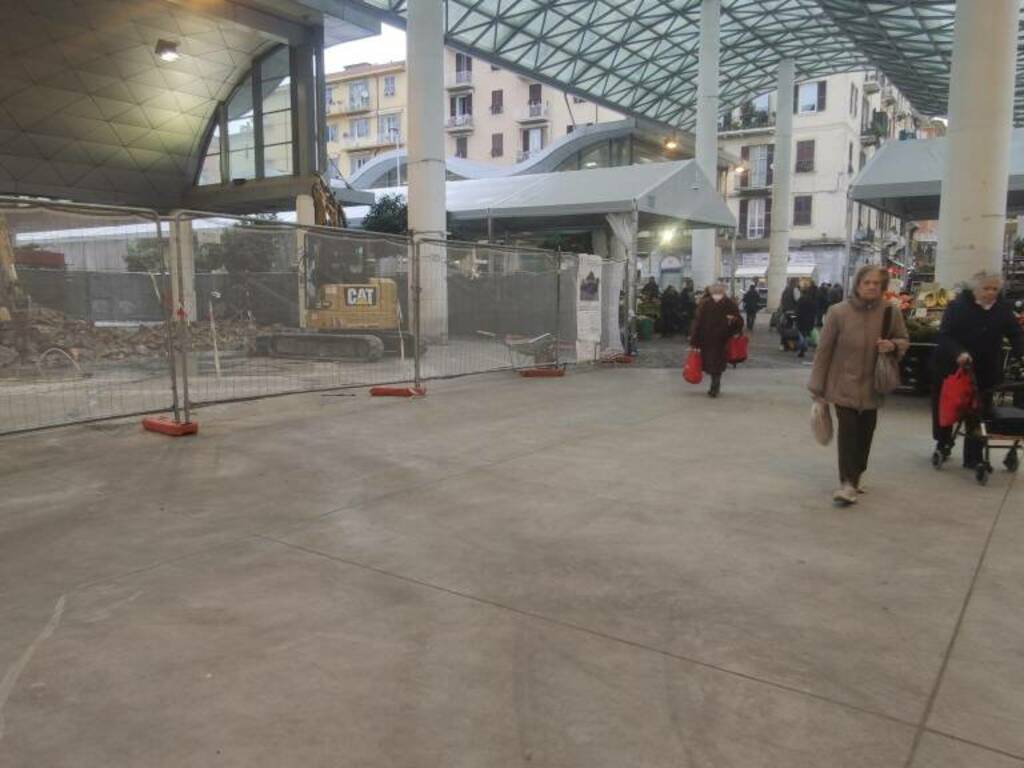 Piazza Cavour, l'acqua sgorga da una colonna e piove sui banchi. Operatori  furibondi: Servono indagini sullo svolgimento dei lavori - Città della  Spezia