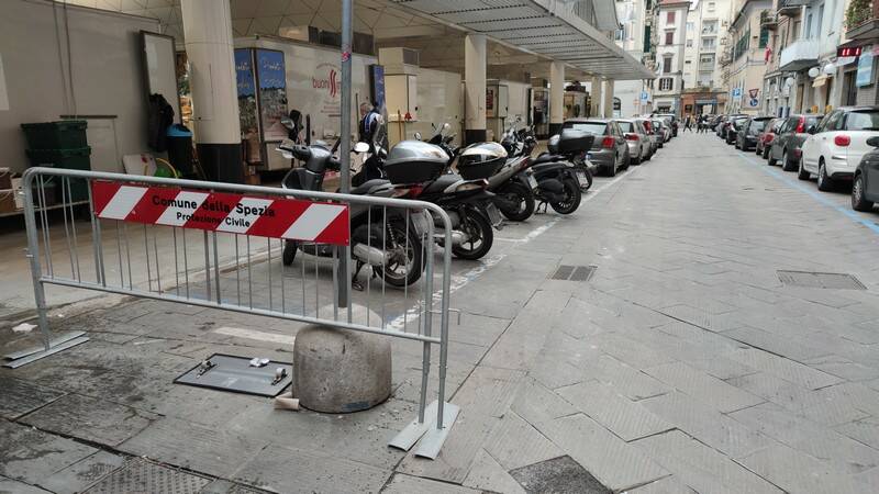 Crepe, macchie, parcheggi e multe: il momento difficile di Piazza Cavour alle prese con i lavori in corso