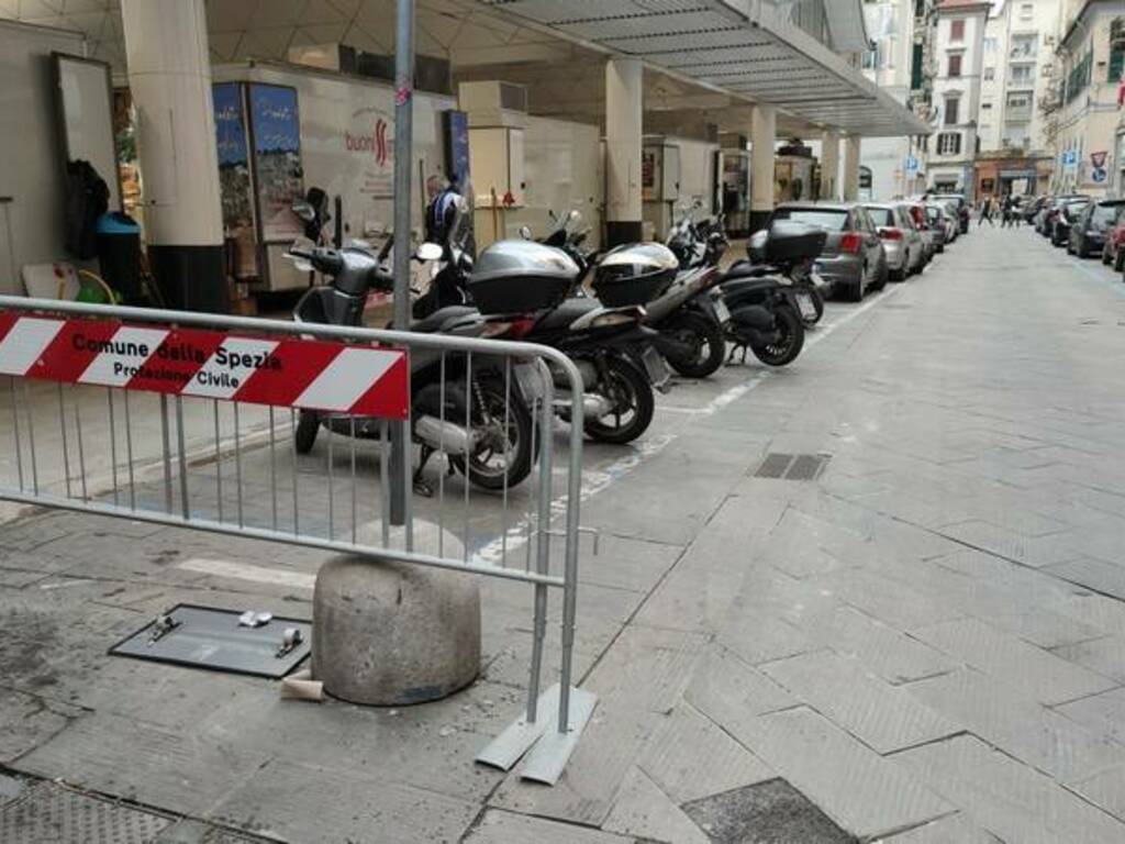 Crepe, macchie, parcheggi e multe: il momento difficile di Piazza Cavour alle prese con i lavori in corso