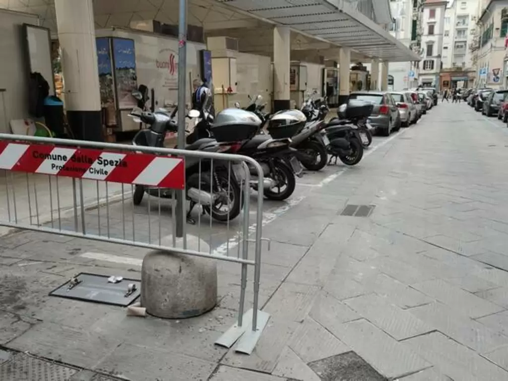 Piazza Cavour, l'acqua sgorga da una colonna e piove sui banchi. Operatori  furibondi: Servono indagini sullo svolgimento dei lavori - Città della  Spezia