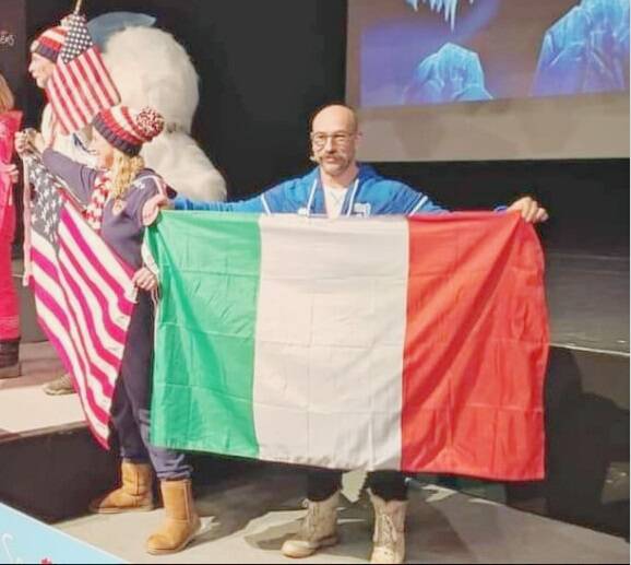 Simone Olivi sul podio con il tricolore