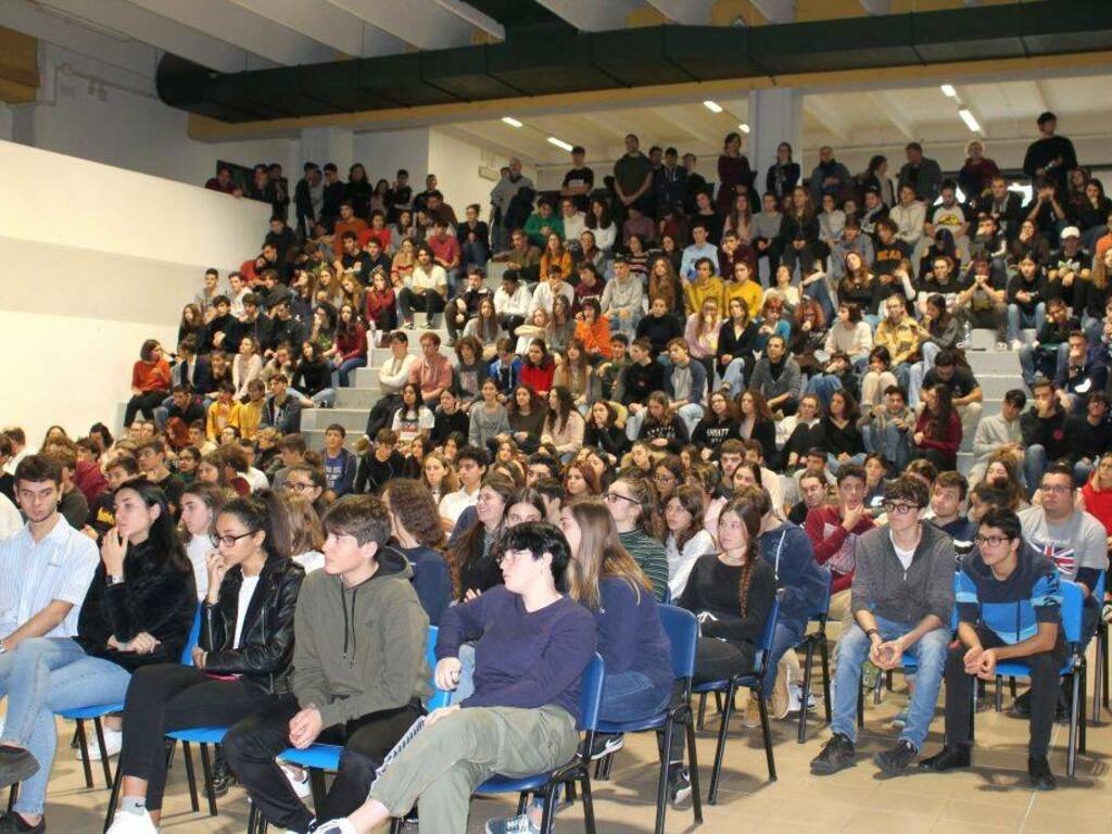 Sul pallone, sulla sedia che dondola o anche in piedi: in ufficio non si  sta più seduti 