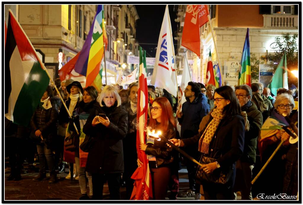 La Spezia, fiaccolata per la pace, 24 febbraio 2023 (foto Ercole Buoso)