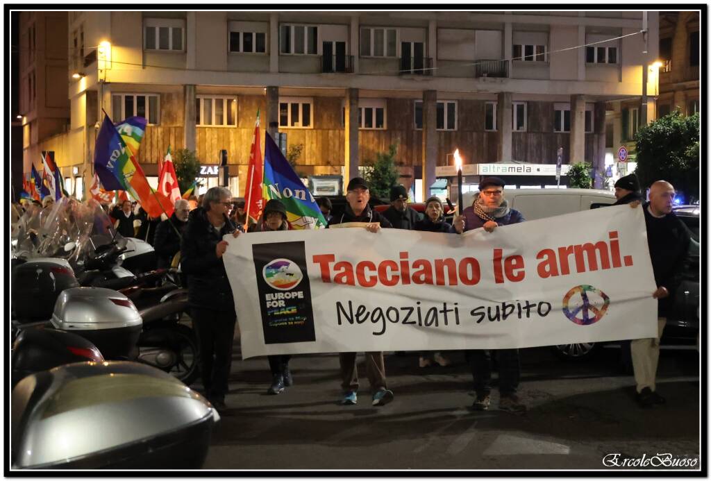 La Spezia, fiaccolata per la pace, 24 febbraio 2023 (foto Ercole Buoso)