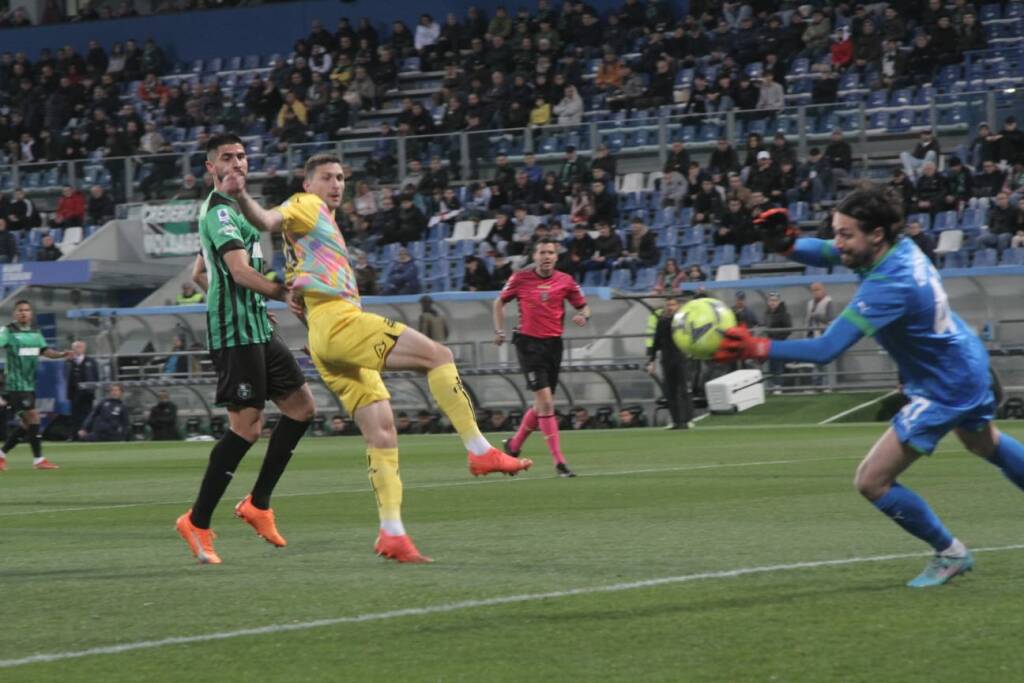 Caldara in area Sassuolo 