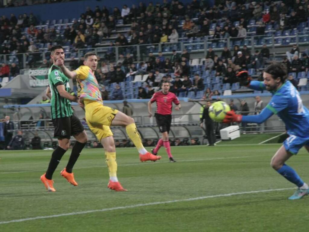 Caldara in area Sassuolo 