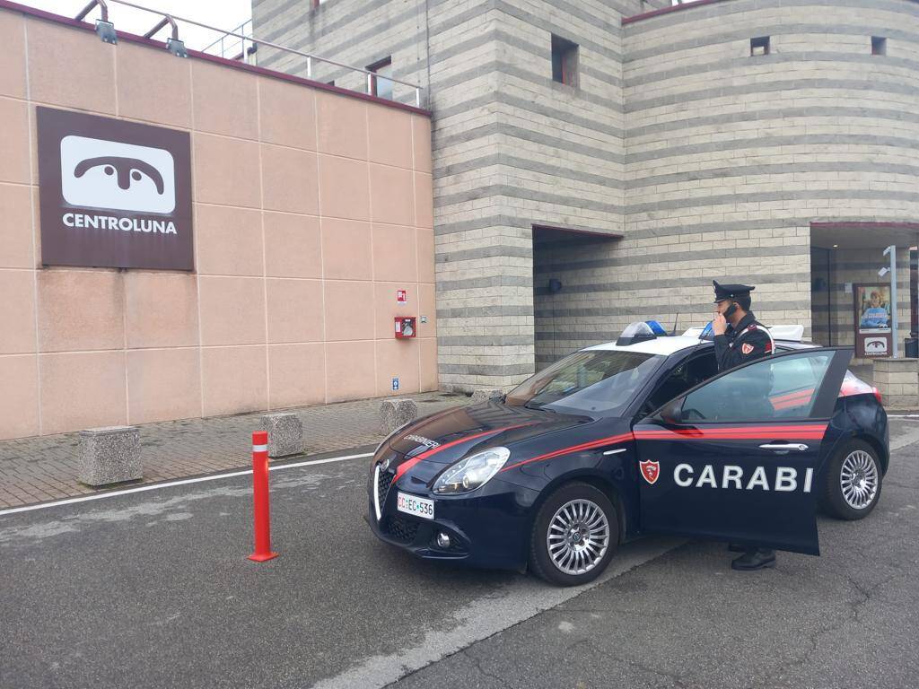 Carabinieri fuori dall'Ipercoop di Sarzana