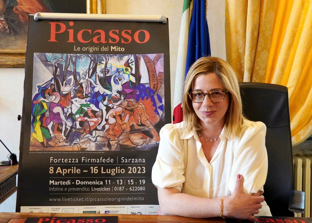 Cristina Ponzanelli con il poster della mostra