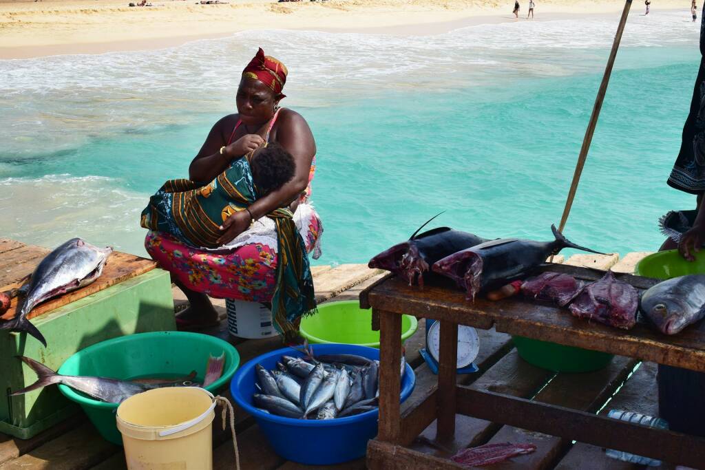 Sal, Cabo Verde, donne che vendono il pesce (2020)  (foto Giorgio Pagano)