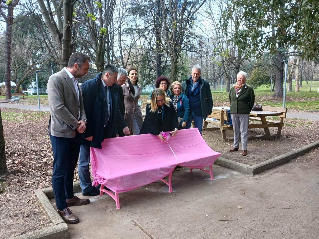 Una panchina rosa dedicata alla prevenzione dei tumori