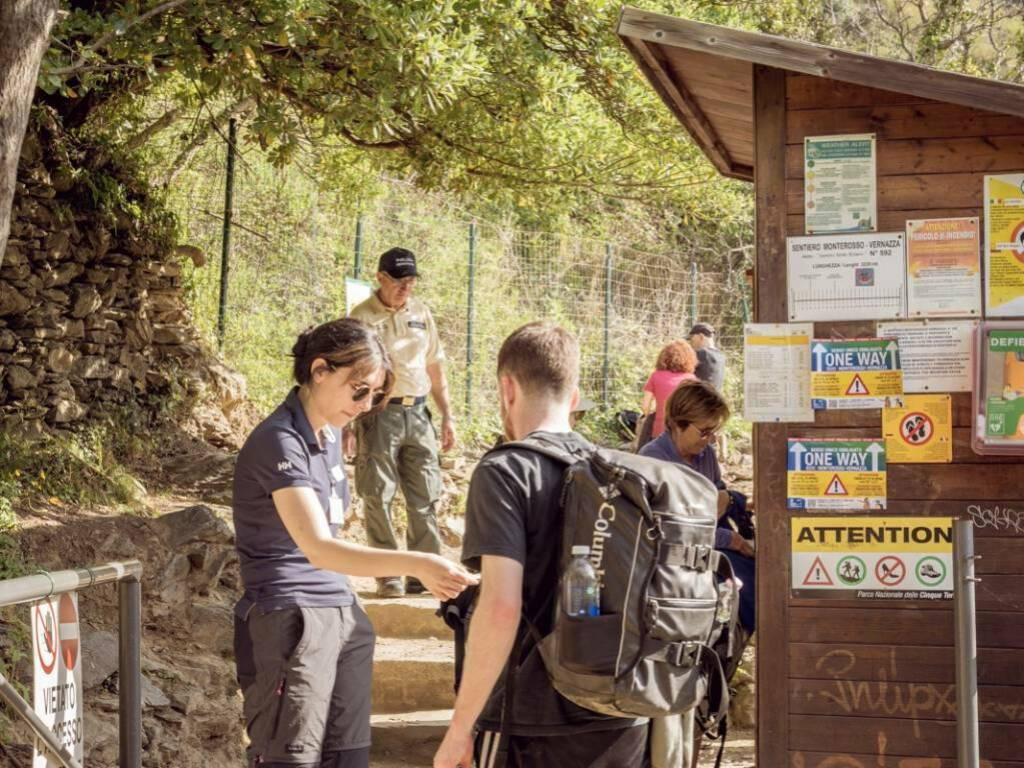 Cinque Terre, primo giorno positivo per il senso unico sul Sentiero Azzurro 