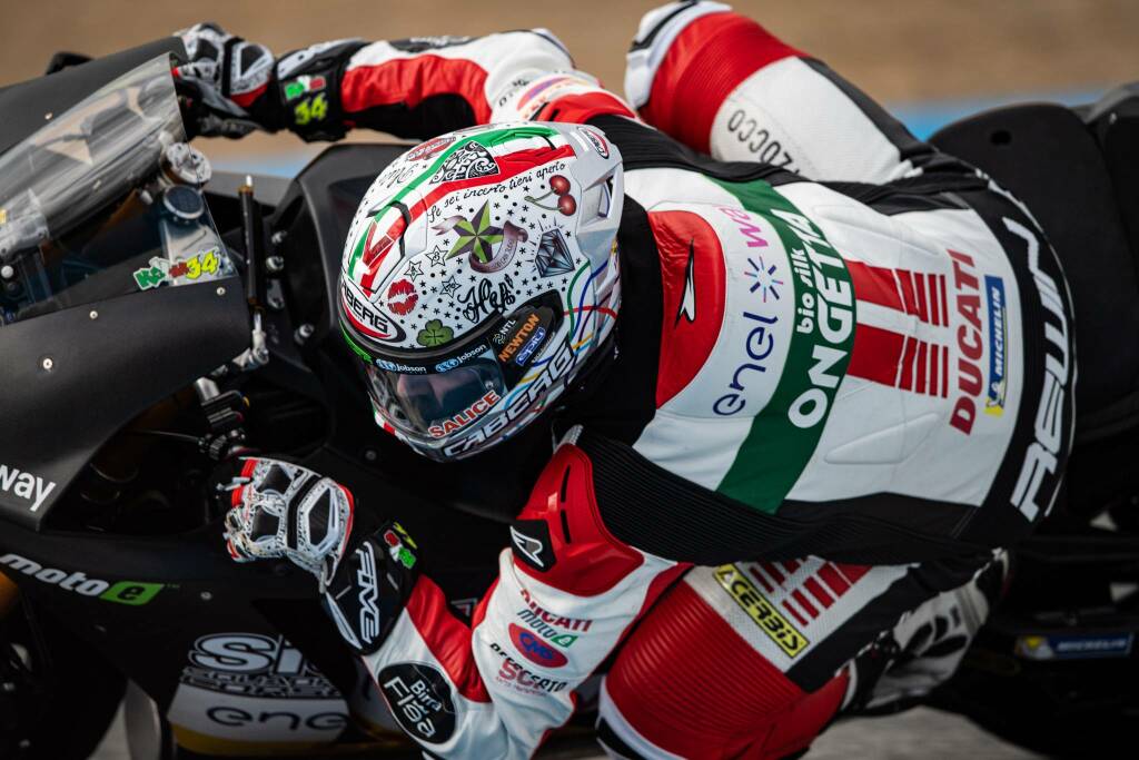 Kevin Manfredi in sella alla Ducati V21L