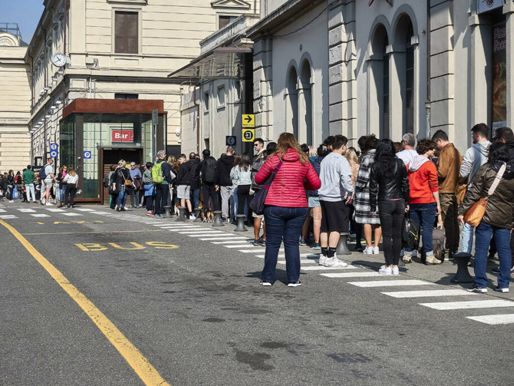 La stazione ferroviaria della Spezia presa d'assalto dai turisti nel giorno di Pasqua - ph. Cesare Salvadeo