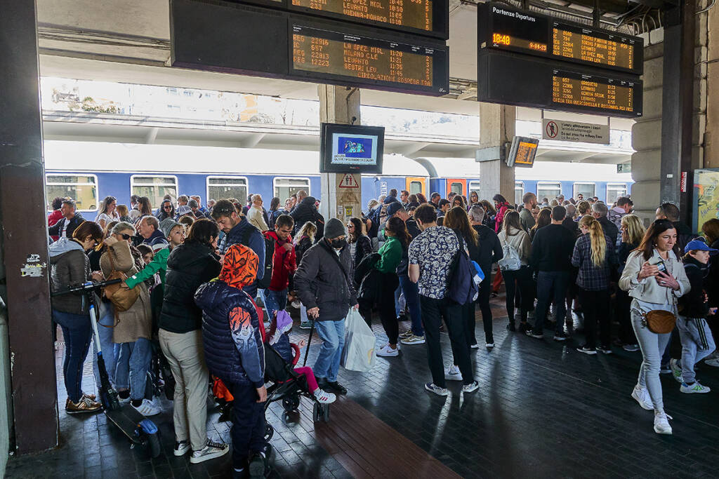 La stazione ferroviaria della Spezia presa d'assalto dai turisti nel giorno di Pasqua - ph. Cesare Salvadeo