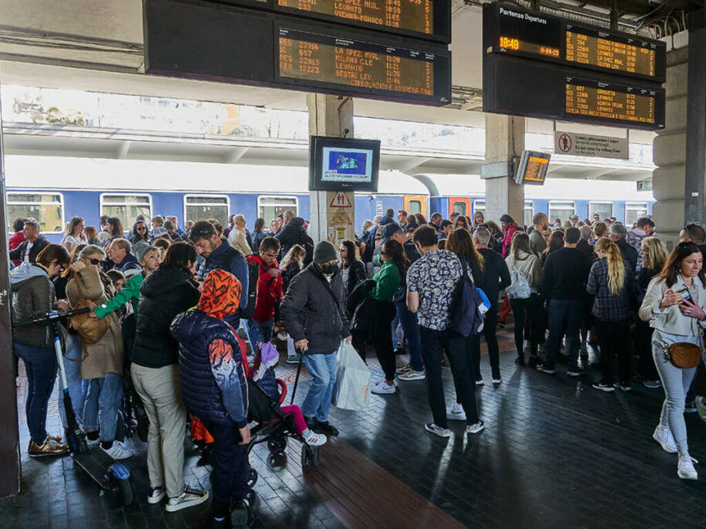 La stazione ferroviaria della Spezia presa d'assalto dai turisti nel giorno di Pasqua - ph. Cesare Salvadeo