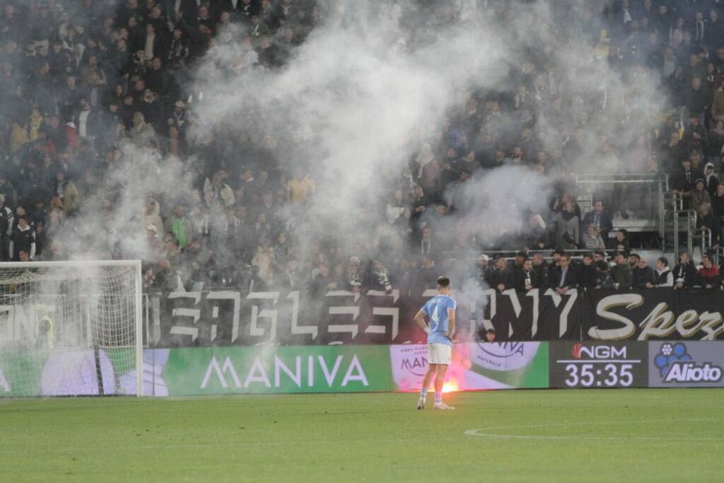 Uno dei fumogeni tirato in campo dai tifosi laziali