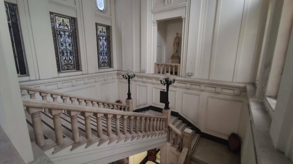 L'androne delle scale del Palazzo della Prefettura e della Provincia della Spezia