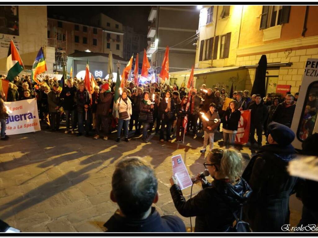 La Spezia, fiaccolata per la pace, 24 febbraio 2023 (foto Ercole Buoso)