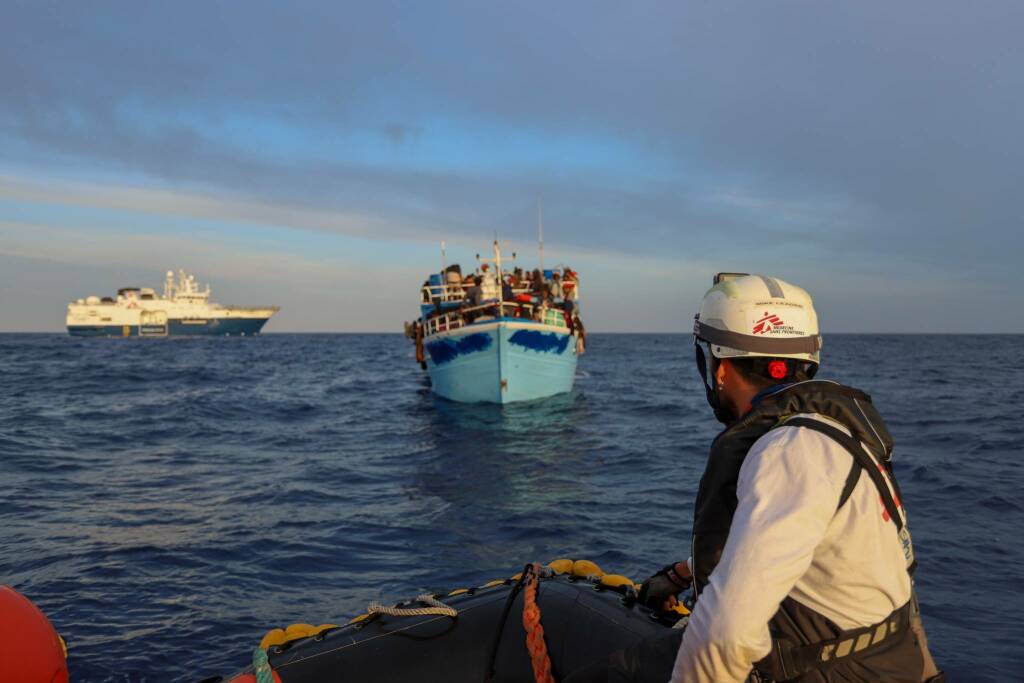 Migranti soccorsi dagli operatori della Geo Barents - ph. Medici senza frontiere