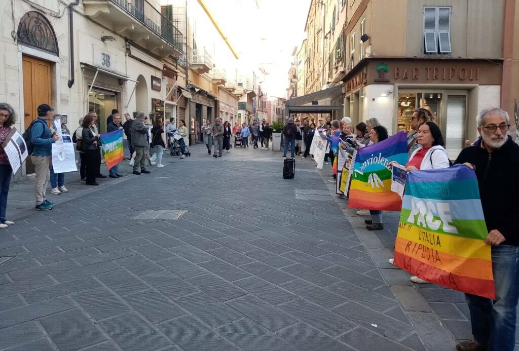 "Riconvertiamo Seafuture" il presidio dei pacifisti in centro città