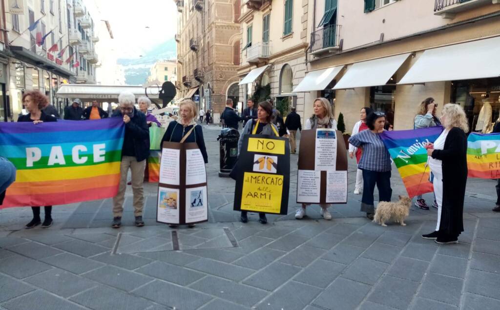 "Riconvertiamo Seafuture" il presidio dei pacifisti in centro città