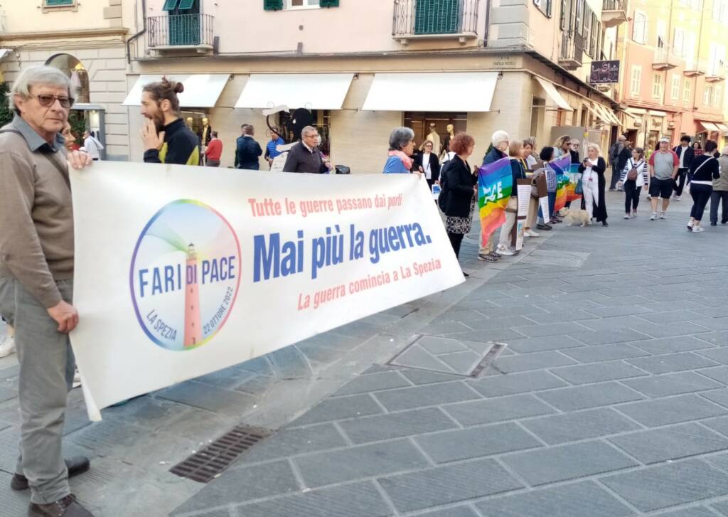 "Riconvertiamo Seafuture" il presidio dei pacifisti in centro città