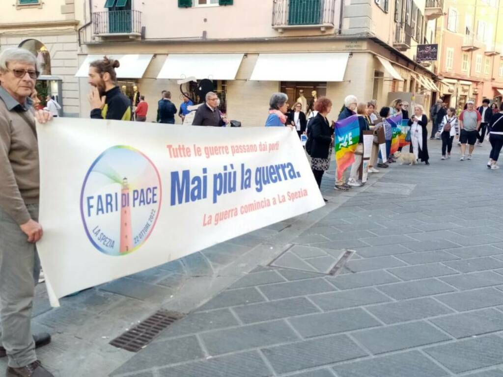 "Riconvertiamo Seafuture" il presidio dei pacifisti in centro città