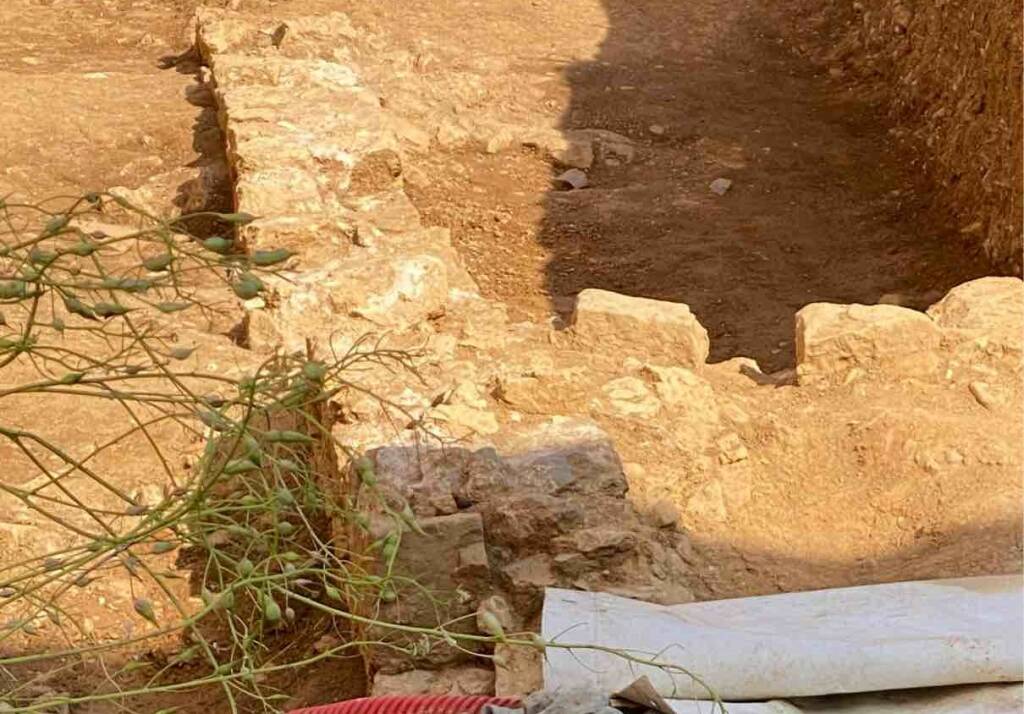 Dagli scavi nel campo sportivo di Fezzano affiorano reperti archeologici