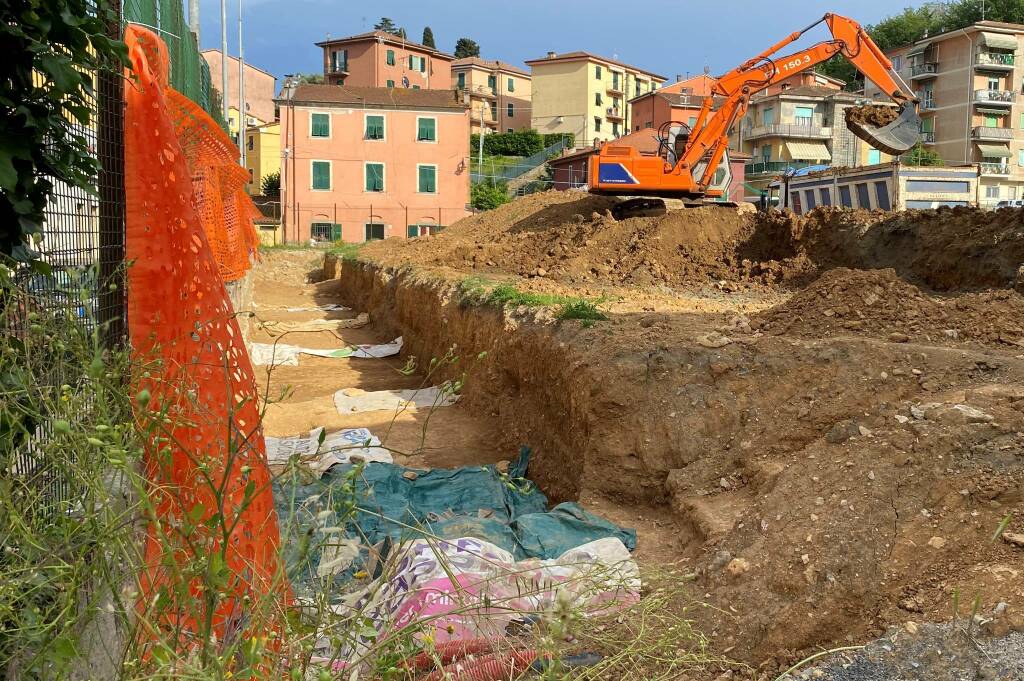 Dagli scavi nel campo sportivo di Fezzano affiorano reperti archeologici