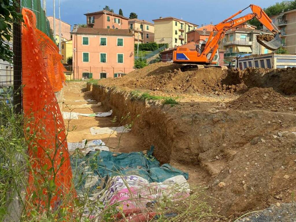 Dagli scavi nel campo sportivo di Fezzano affiorano reperti archeologici