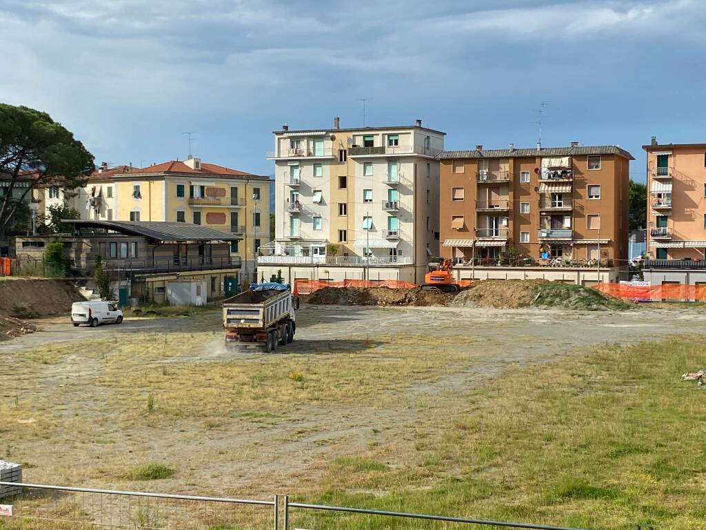 Dagli scavi nel campo sportivo di Fezzano affiorano reperti archeologici