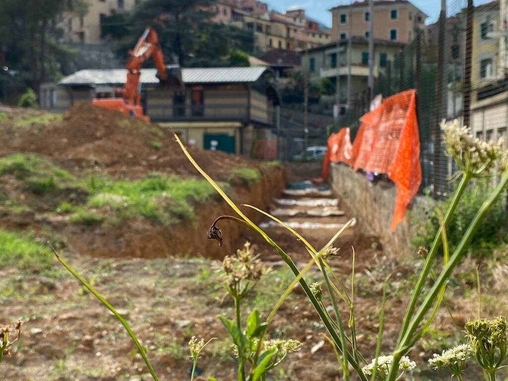 Dagli scavi nel campo sportivo di Fezzano affiorano reperti archeologici