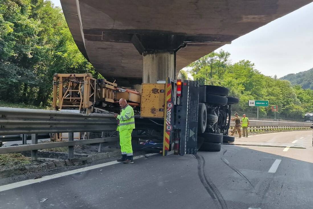 Incidente sulla A15, camionista perde la vita