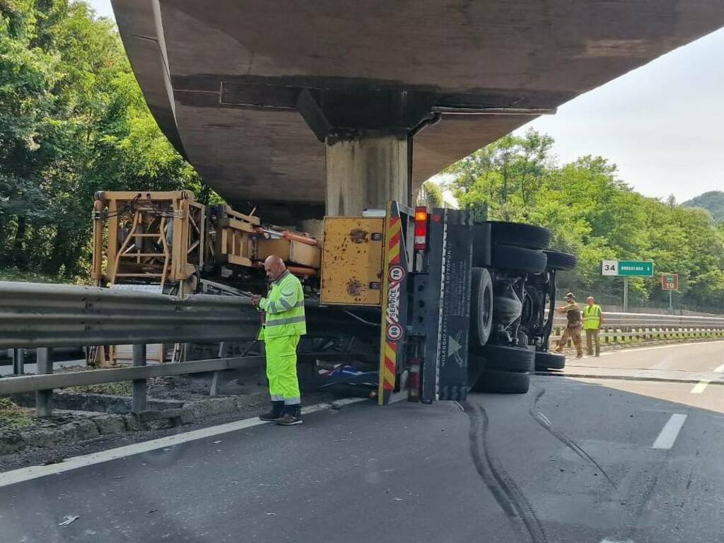 Incidente sulla A15, camionista perde la vita