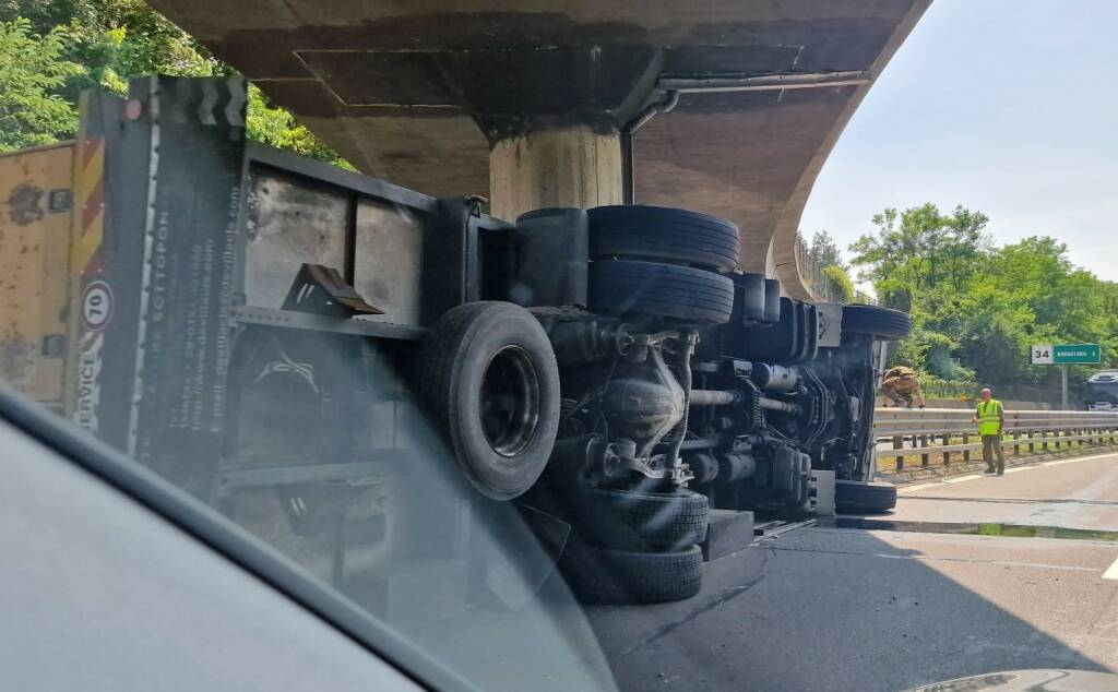 Incidente sulla A15, camionista perde la vita