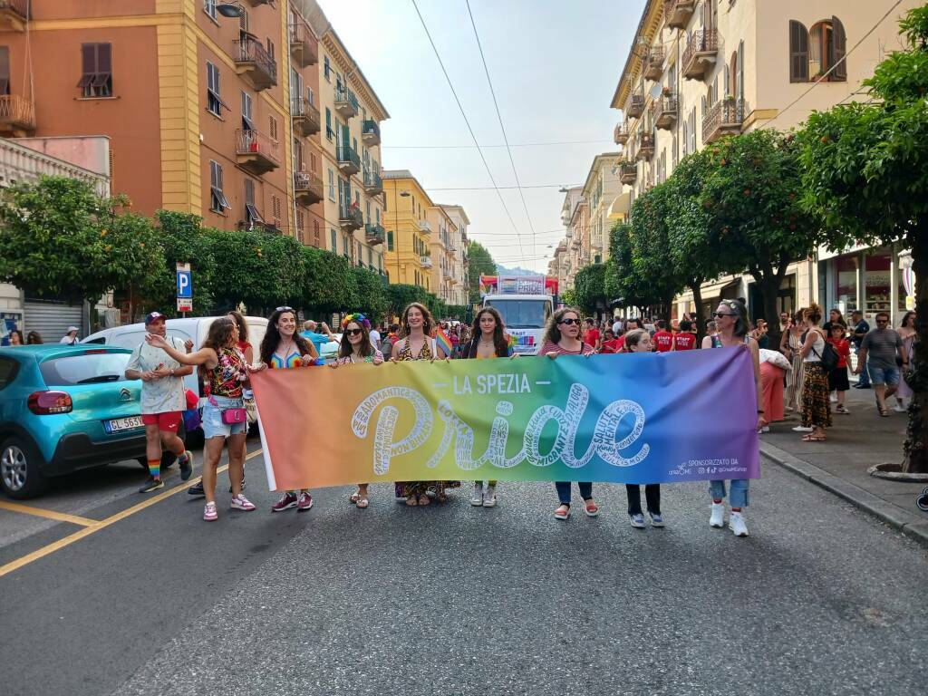 La parata de La Spezia Pride nelle strade della città