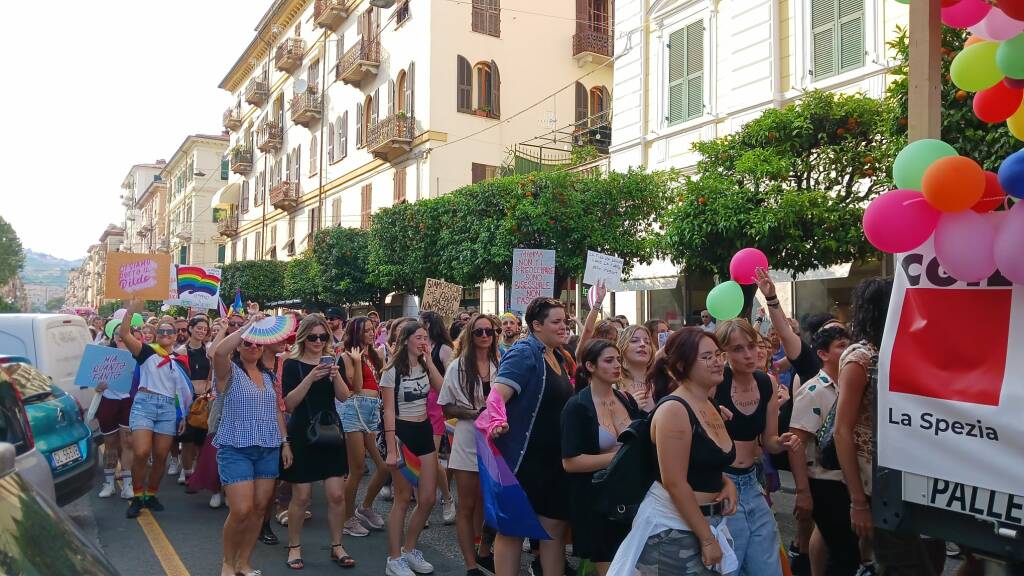 La parata de La Spezia Pride nelle strade della città