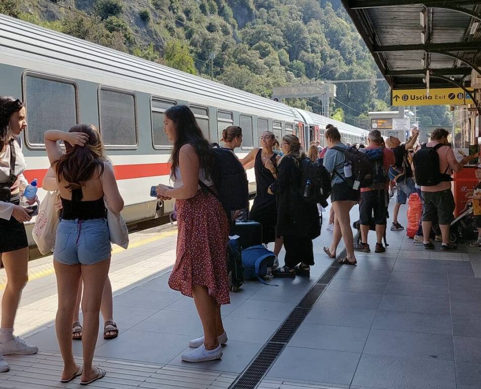 Turisti in stazione alle Cinque Terre