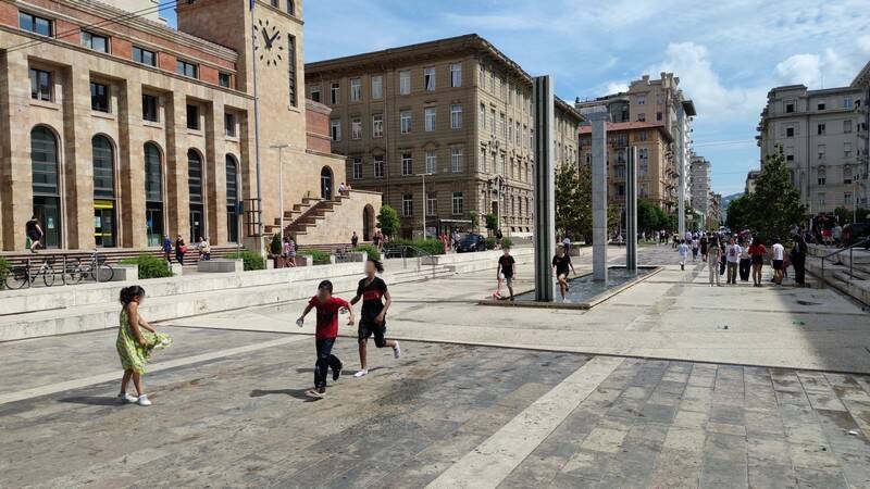 Ultimo giorno di scuola, gli studenti giocano nelle fontane di Piazza Verdi